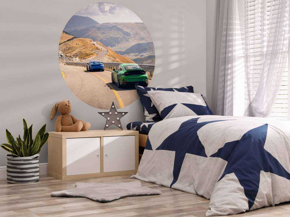 Route sinueuse à travers les montagnes