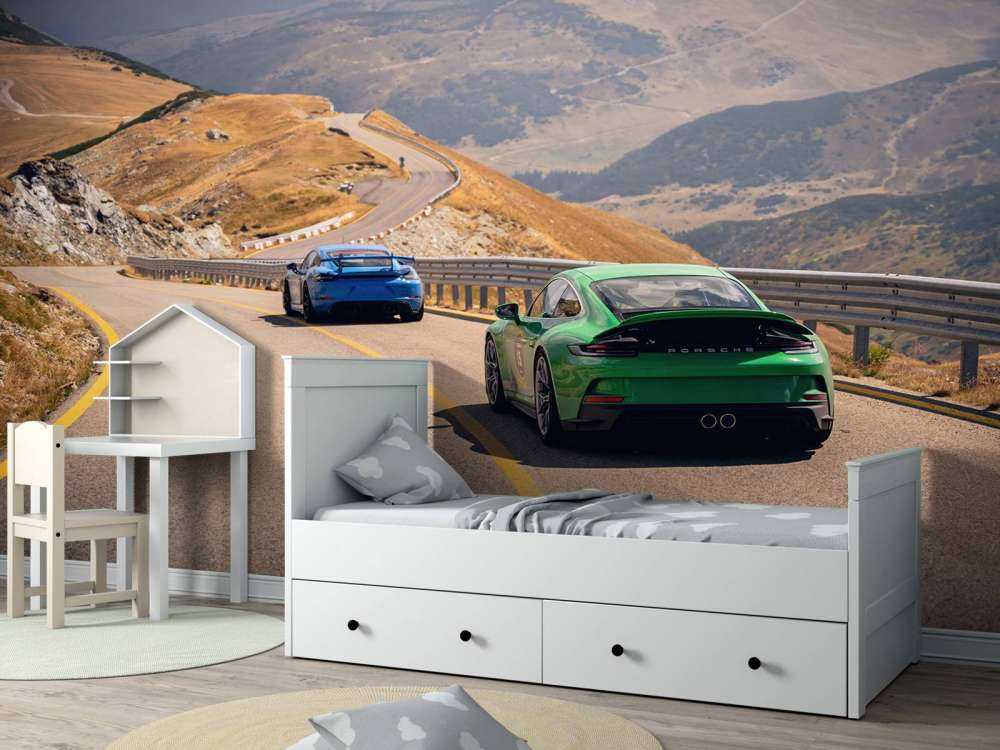 Route sinueuse à travers les montagnes