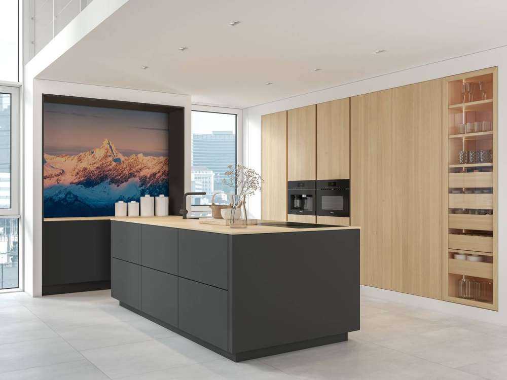 Lumière du soir sur les sommets enneigés.