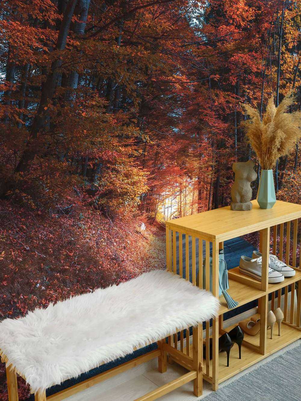 Sentier d'automne à travers une forêt enflammée