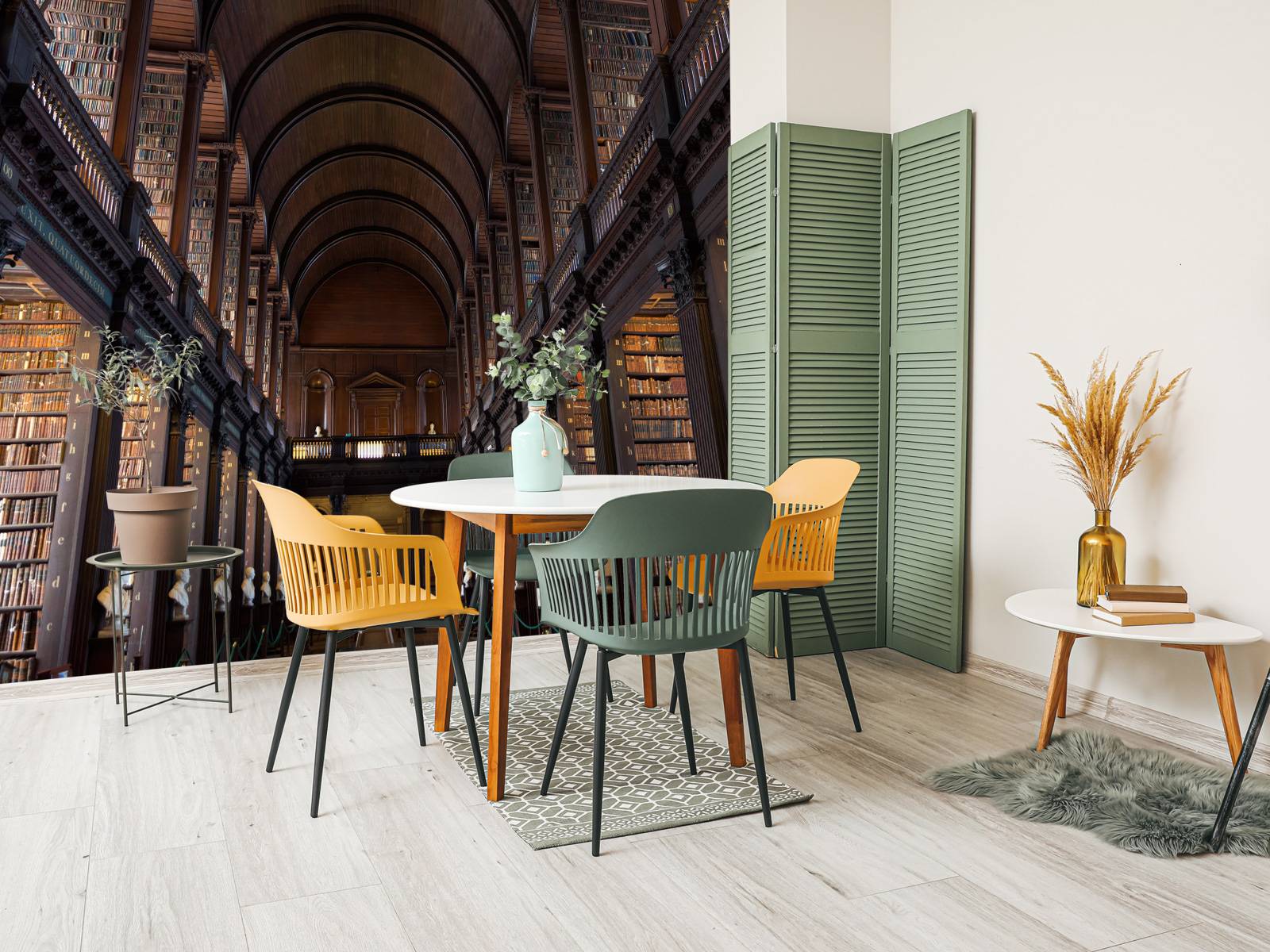 Salle de livres classiques avec des arcs