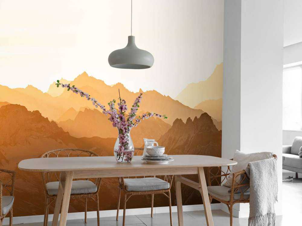 Montagnes d'or au lever du soleil.