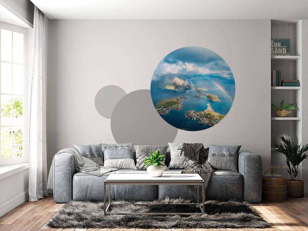 Lumière arc-en-ciel au-dessus de la côte des fjords