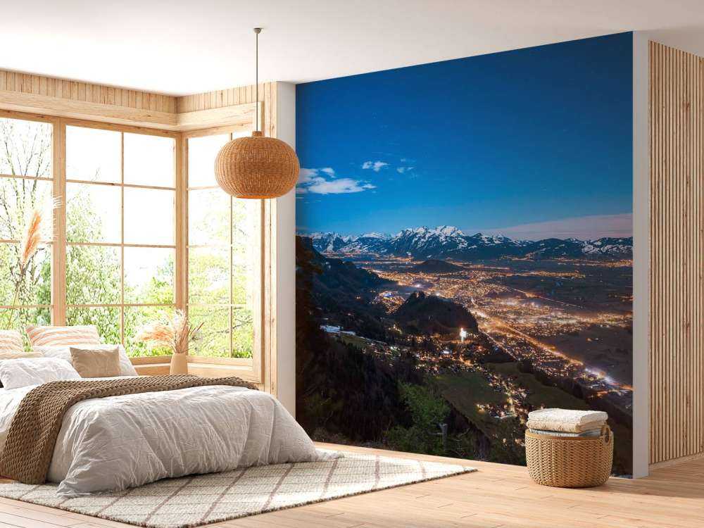 Vision nocturne sur la ville de la vallée alpine