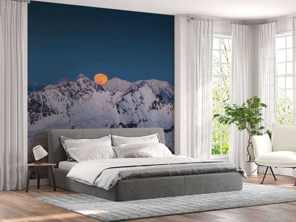 Pleine lune au-dessus des sommets alpins