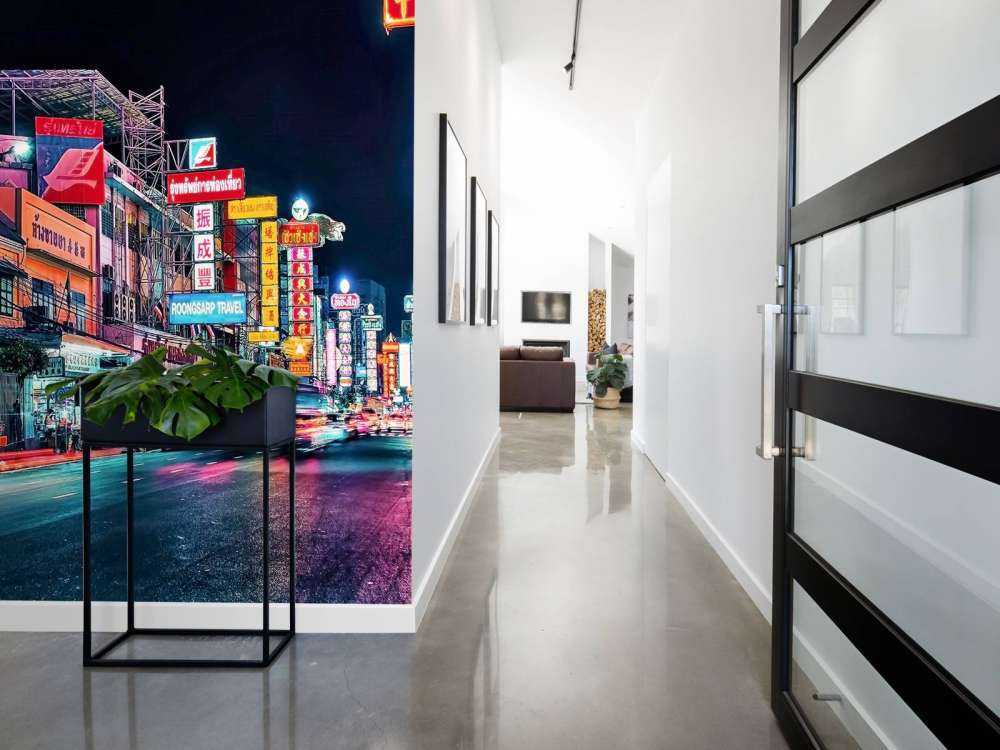 La vie nocturne dans le Chinatown néon.