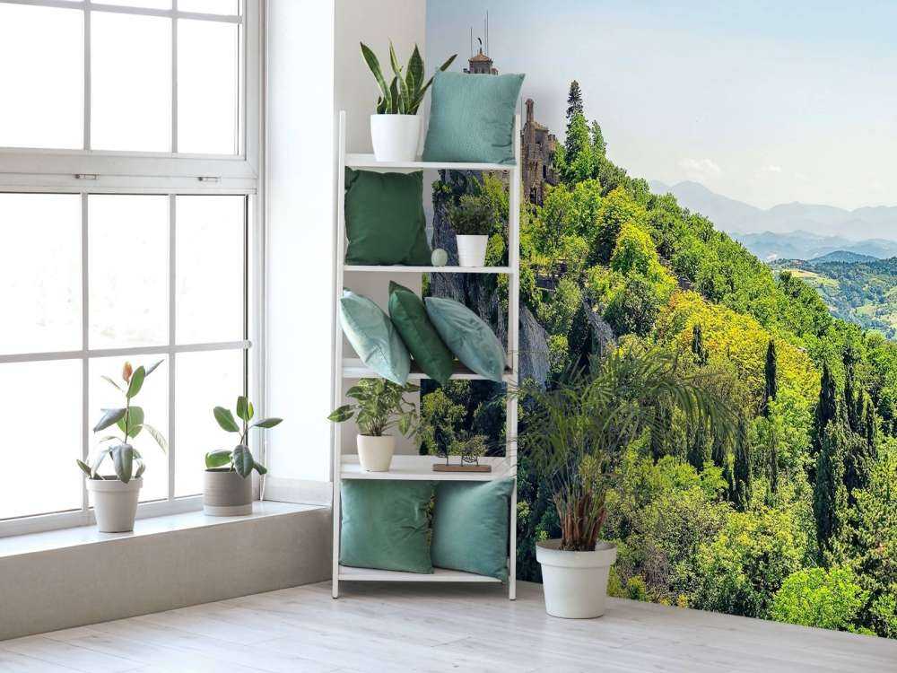 Château de montagne au-dessus des collines verdoyantes.