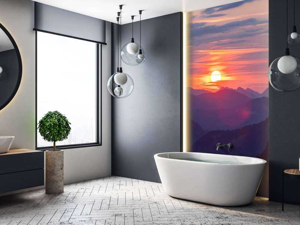 Coucher de soleil au-dessus de couches de montagnes violettes.