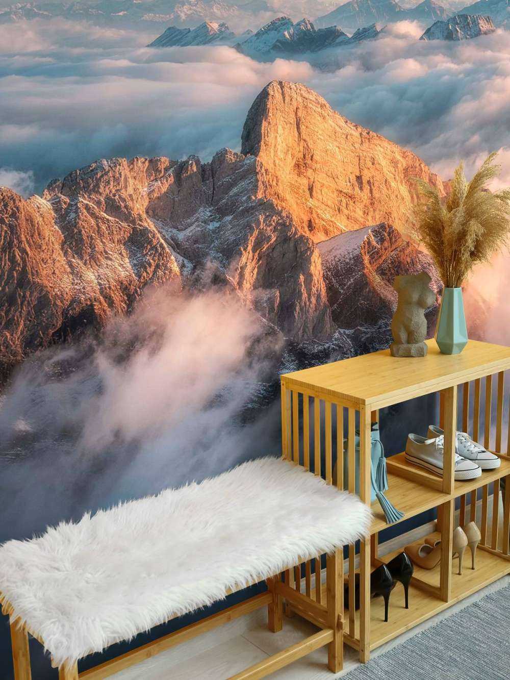 Sommet de montagne doré dans la brume du matin.