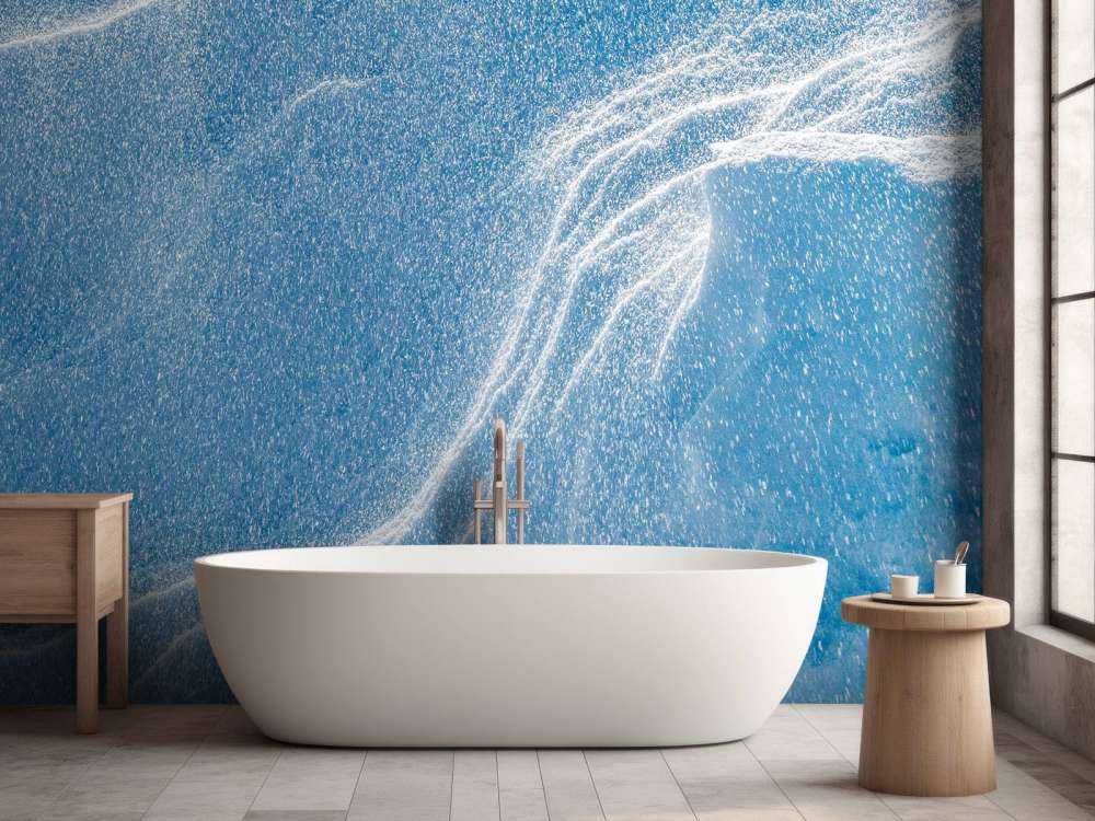 Tourbillonnant de neige sur un paysage bleu glacial