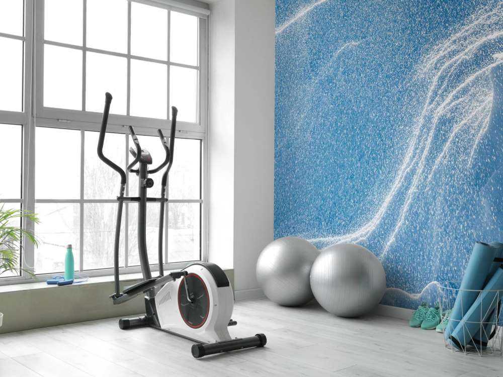 Tourbillonnant de neige sur un paysage bleu glacial