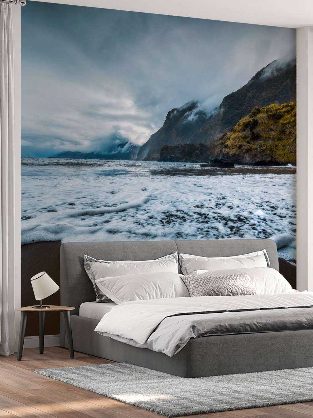 Côte dramatique avec des falaises brumeuses