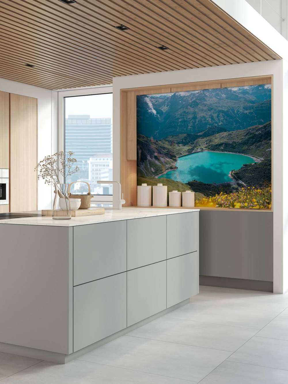 Champ de fleurs au bord d'un lac de montagne turquoise.