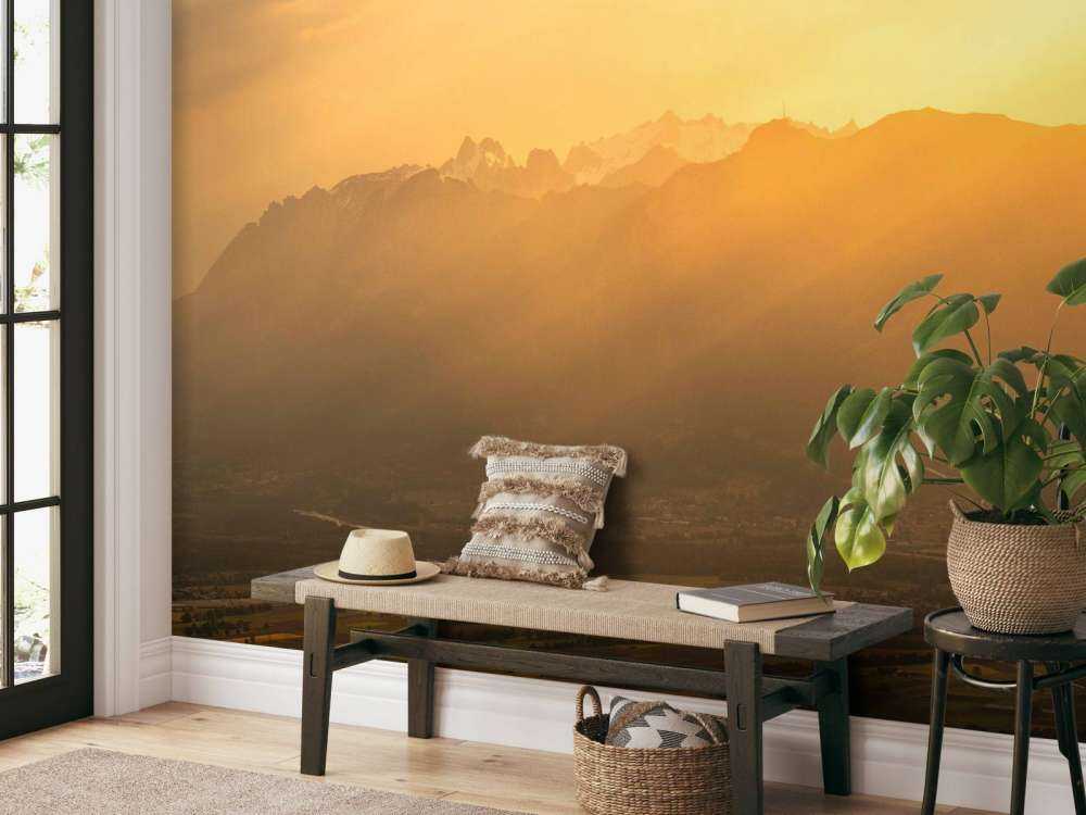 Lumière dorée du soleil sur la vallée de montagne