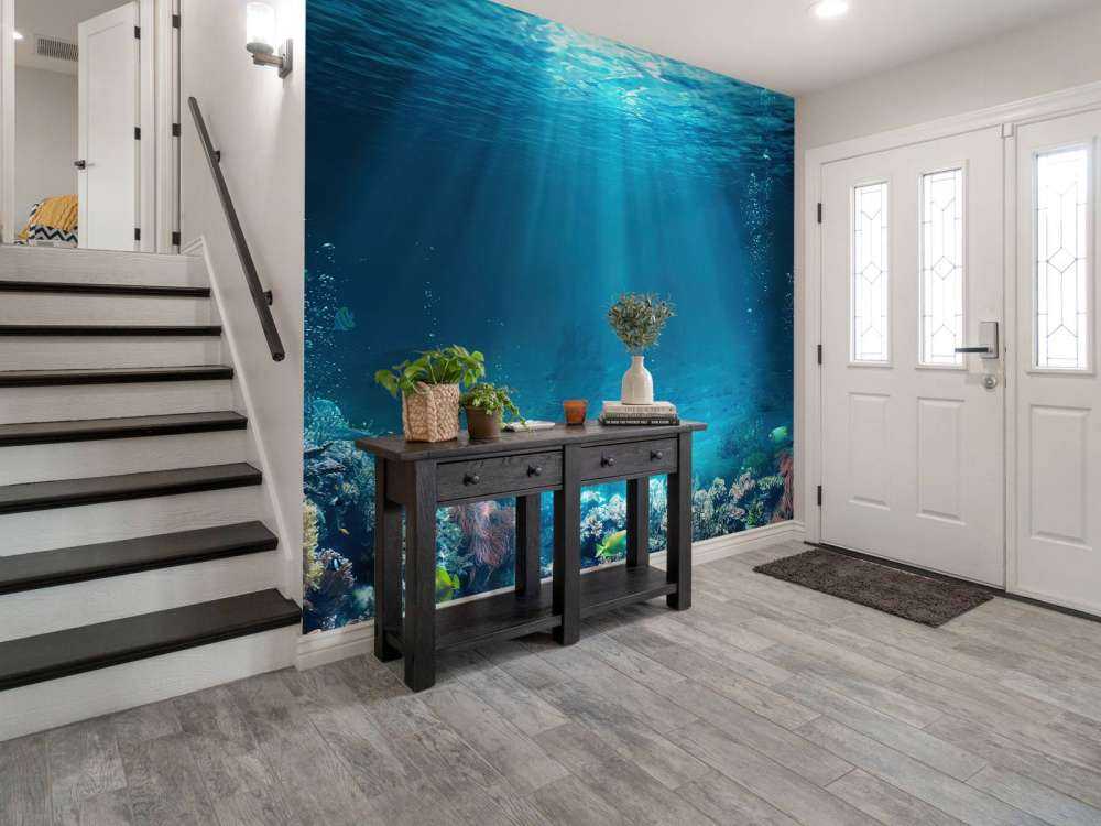 Des rayons de soleil à travers l'eau