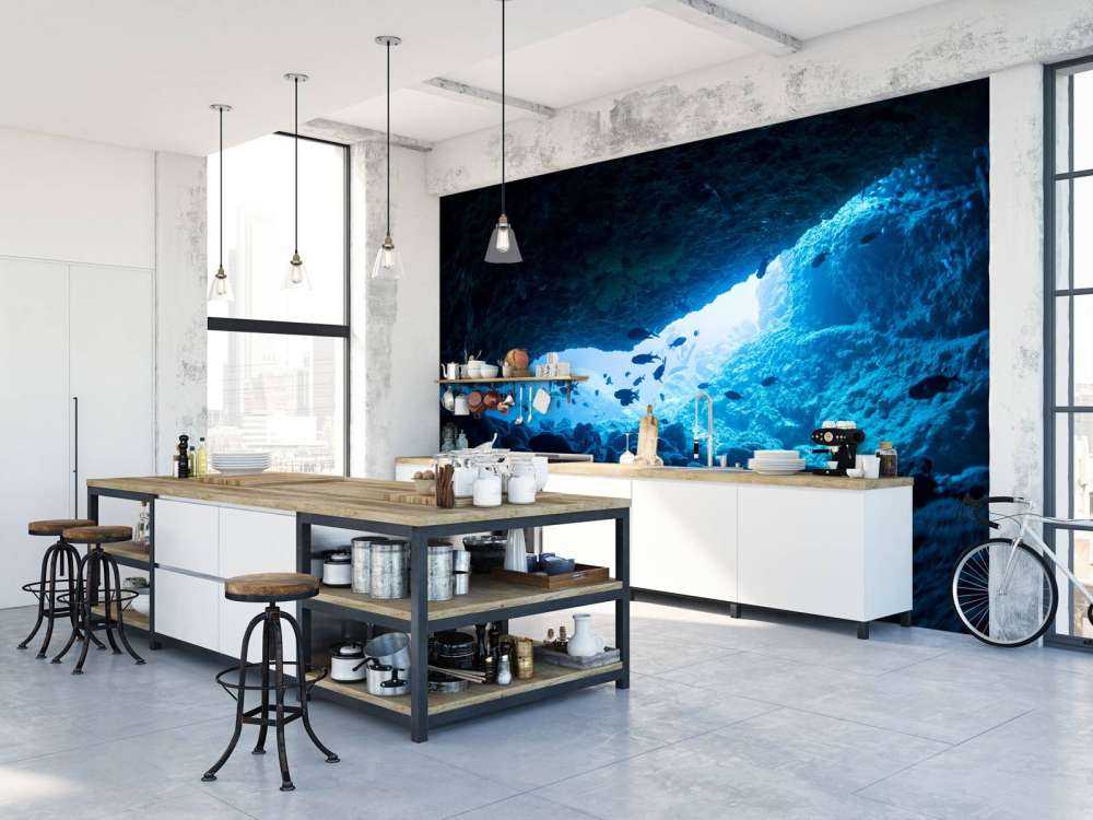 Grotte étroite avec des poissons