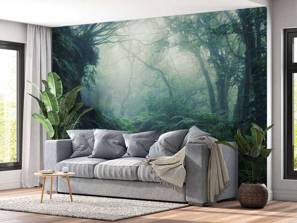 Forêt verte et brumeuse