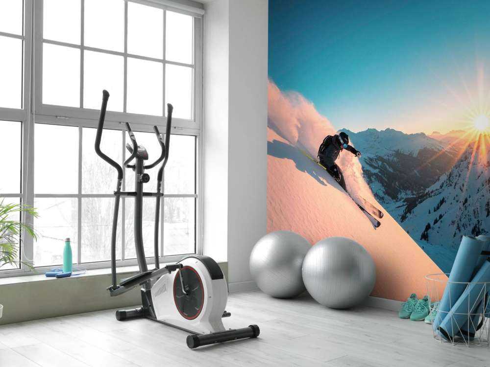 Descente enneigée au coucher du soleil enflammé.