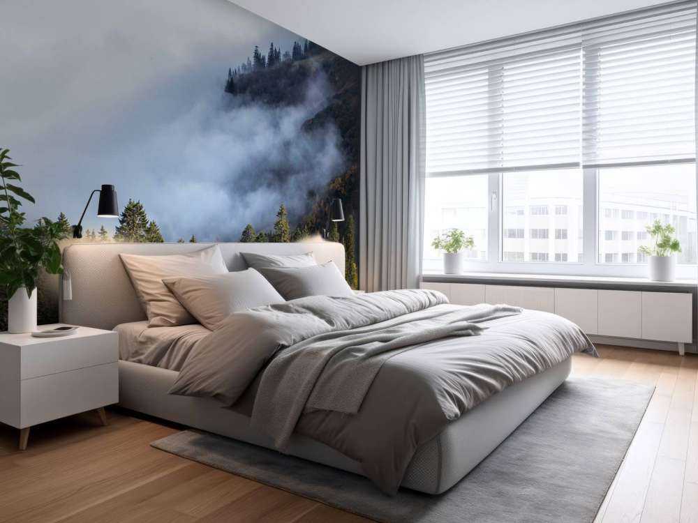 Matin d'automne dans la forêt de montagne brumeuse