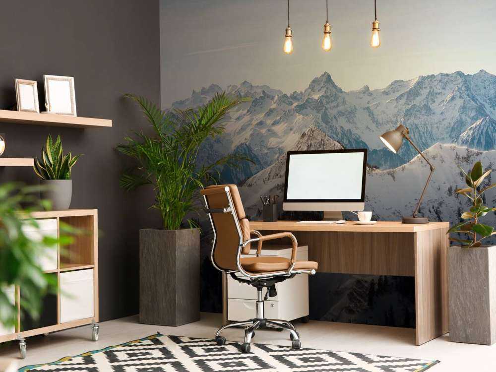 Chaîne de montagnes hivernales avec des crêtes de sapins enneigées