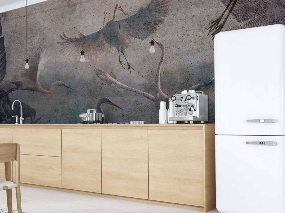 Hérons volants dans le bleu crépusculaire