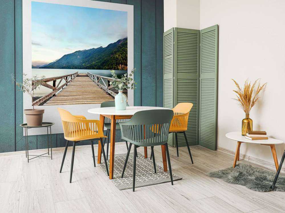 Quai en bois au bord d'un lac de montagne