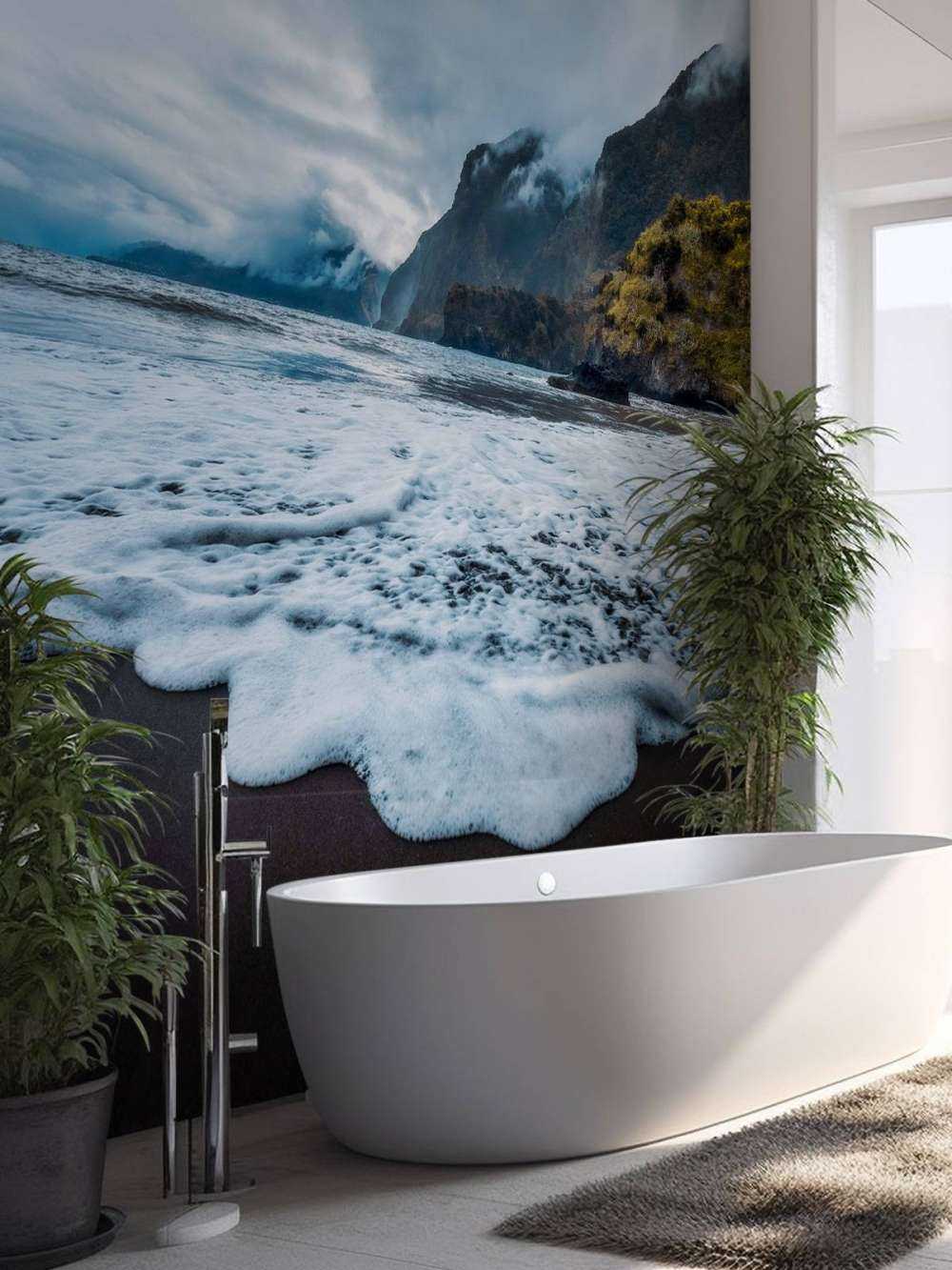 Côte dramatique avec des falaises brumeuses