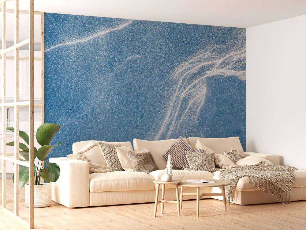 Tourbillonnant de neige sur un paysage bleu glacial