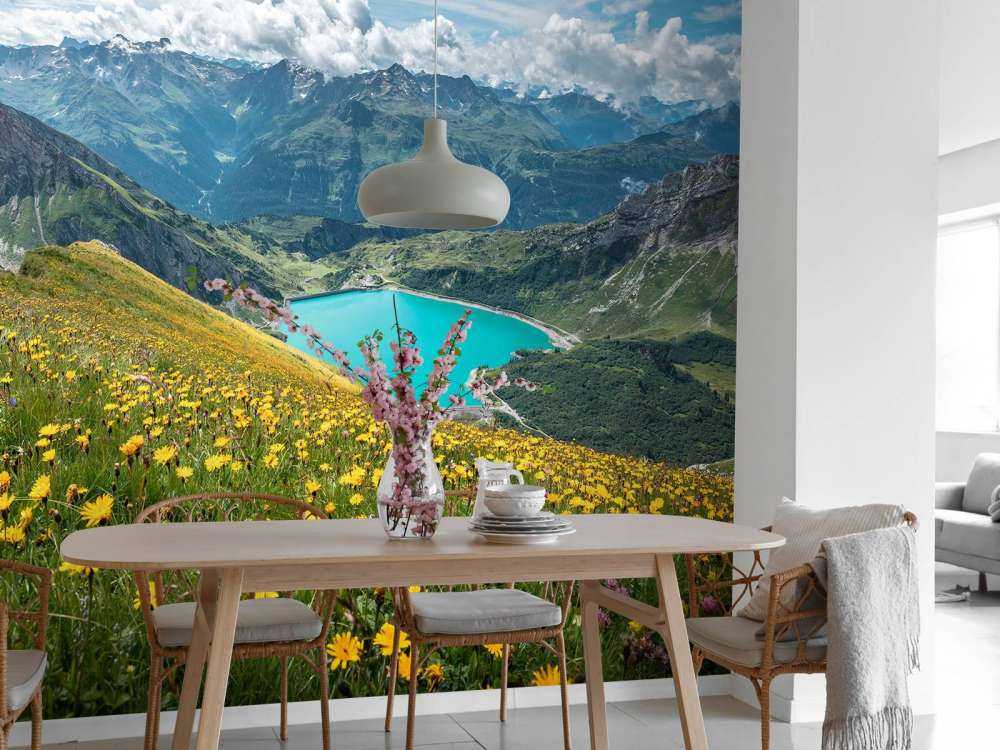 Champ de fleurs au-dessus d'un lac de montagne turquoise