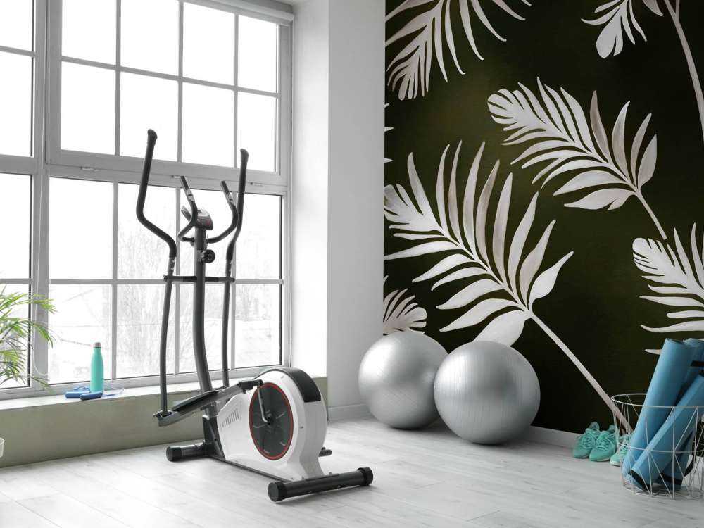 Feuilles dorées sur un gris charbon foncé