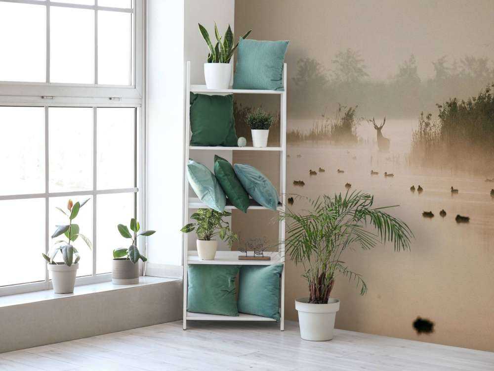 Hert dans un paysage aquatique brumeux