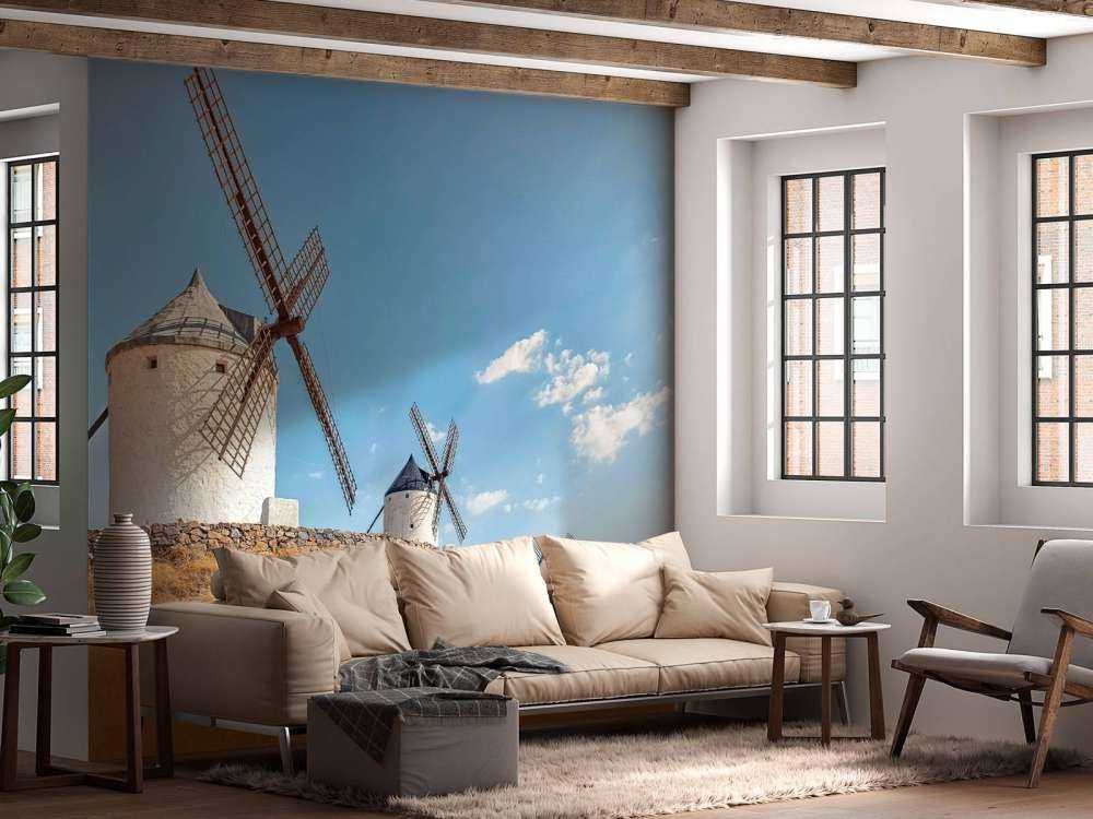 Colline d'été avec des moulins à vent blancs