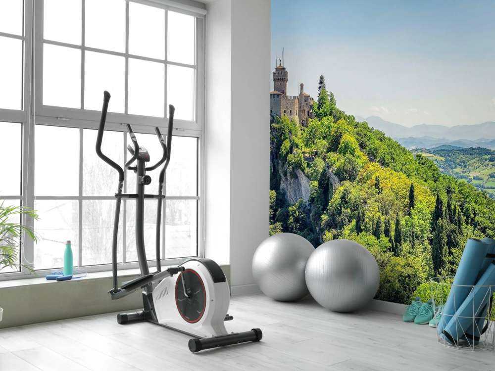 Château de montagne au-dessus des collines verdoyantes.