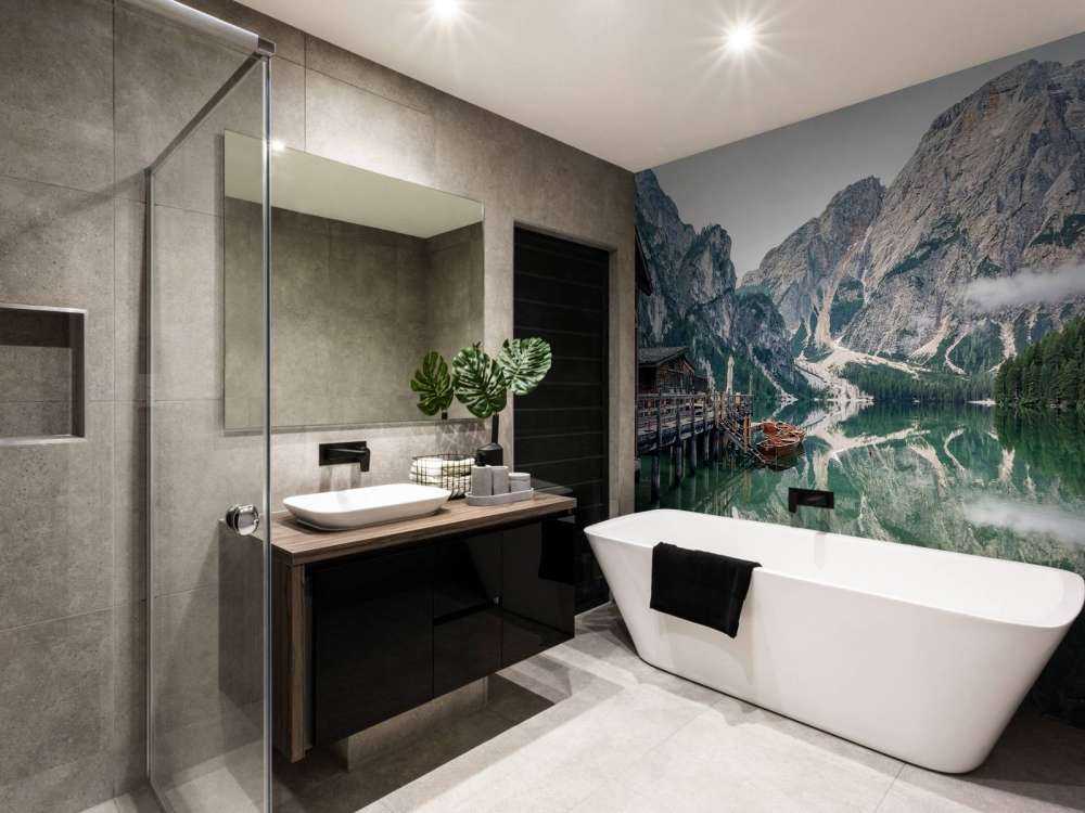 Lac de montagne dans une brume matinale silencieuse.