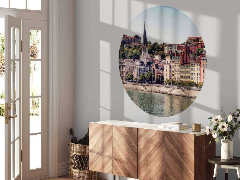 Centre-ville ensoleillé avec des façades pastel