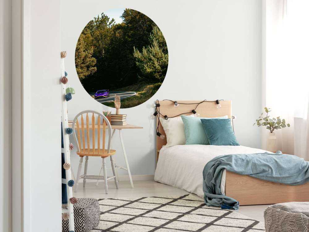 Lamborghini Huracán violette dans un paysage forestier