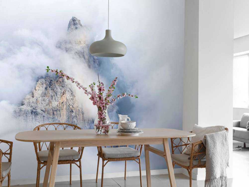 Cimes de montagne cachées dans le brouillard