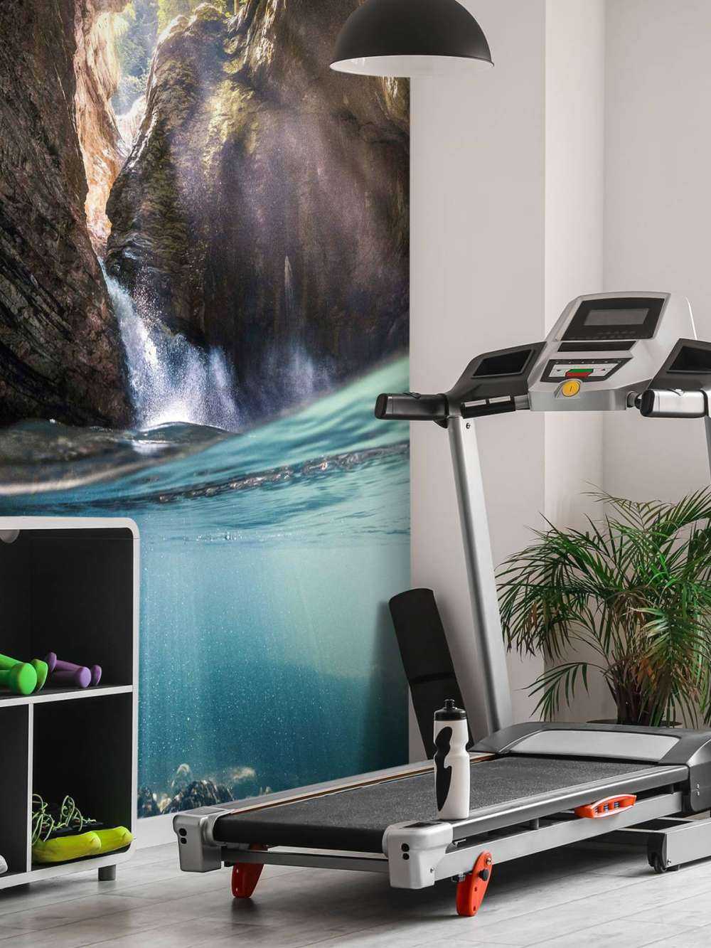 Lumière du soleil dans un ravin de montagne avec une cascade