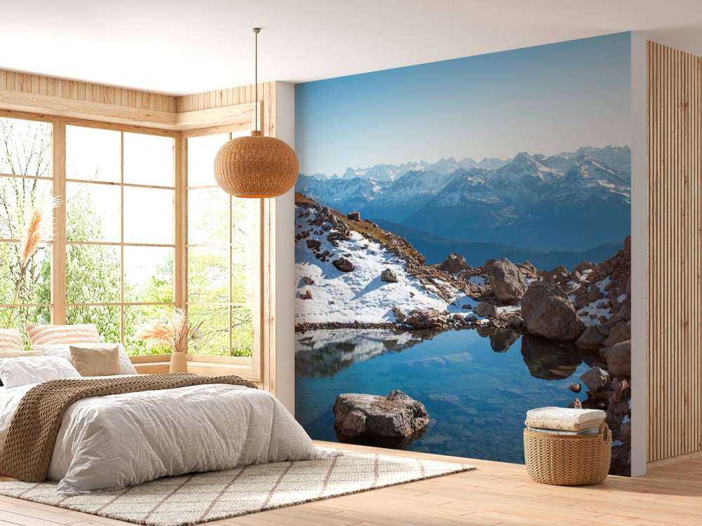 Lac de montagne entre les sommets enneigés.