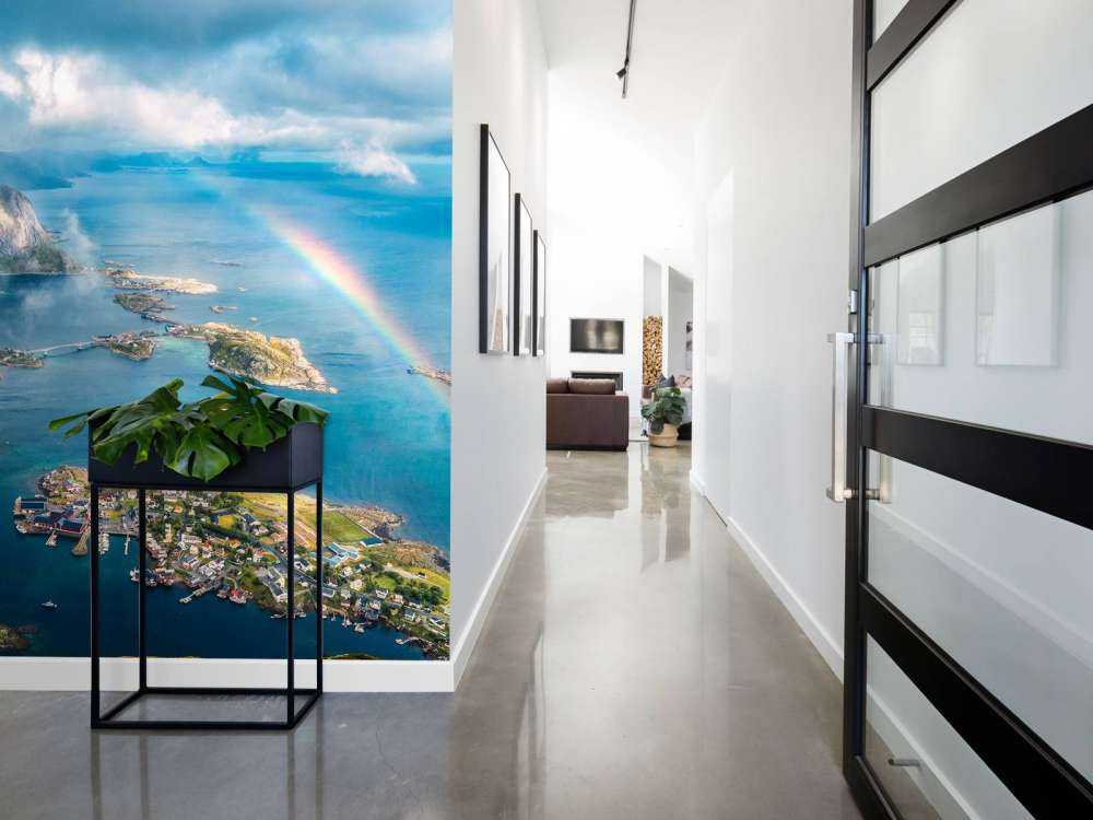 Lumière arc-en-ciel au-dessus de la côte des fjords