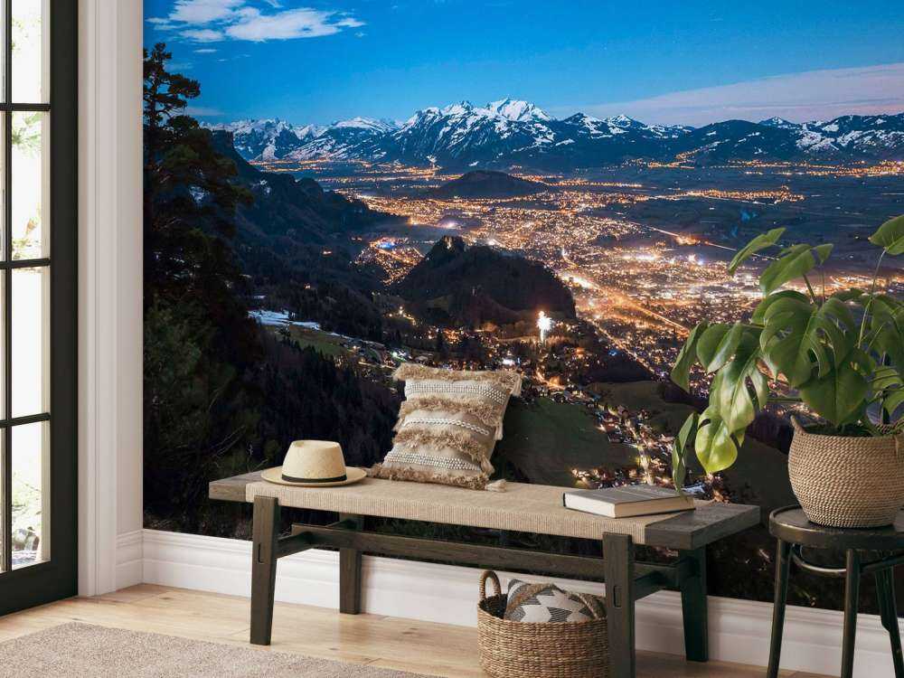 Vision nocturne sur la ville de la vallée alpine