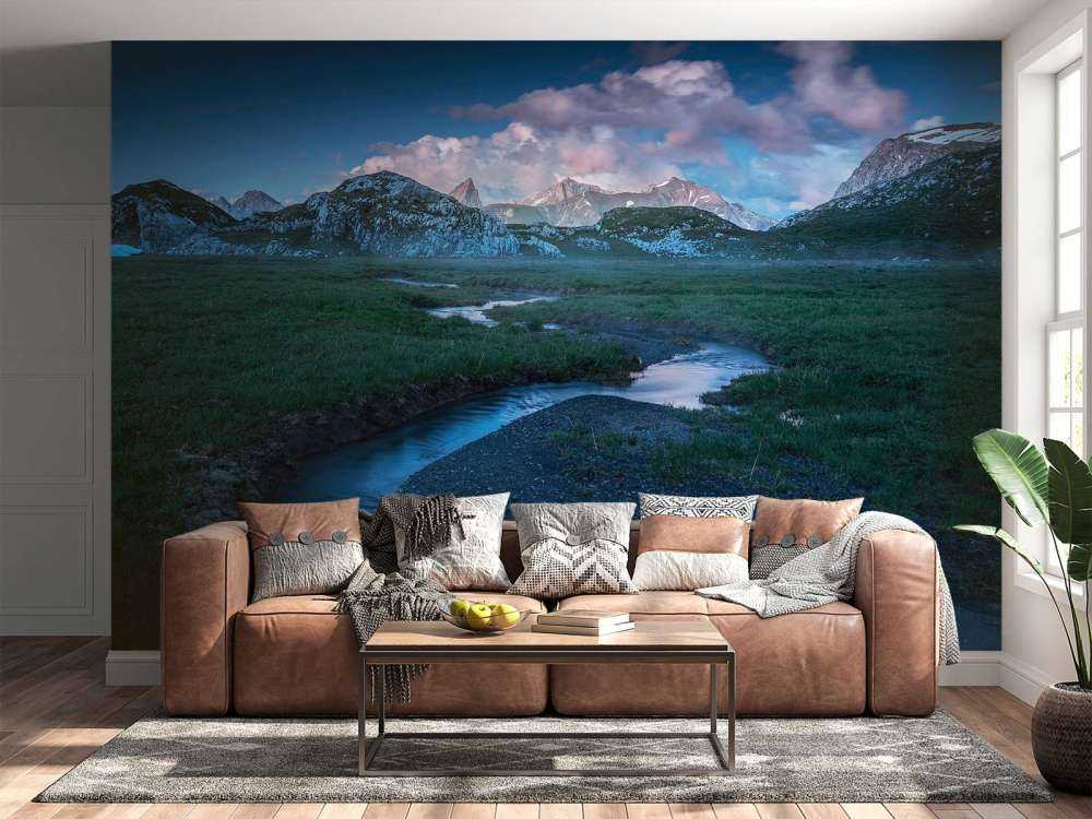 Lumière du soir sur la vallée de montagne avec ruisseau