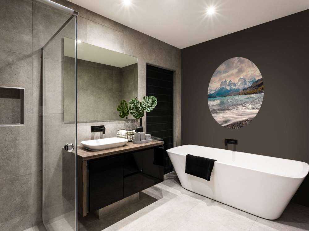 Lac de glacier clair avec des sommets de montagne