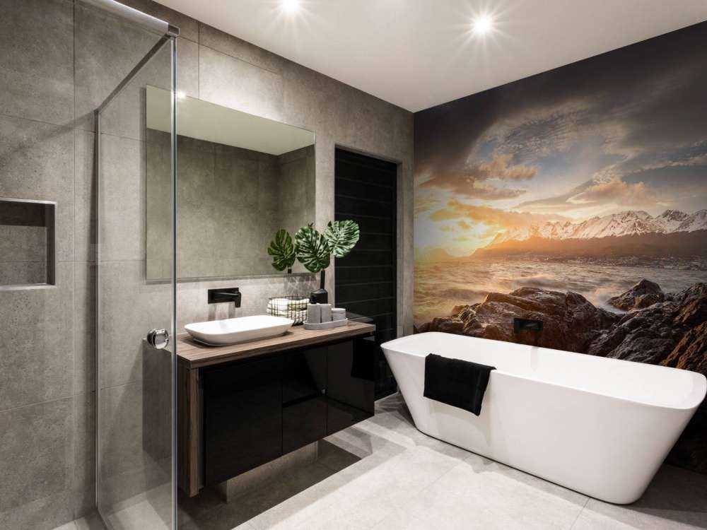 Coucher de soleil doré sur la côte montagneuse