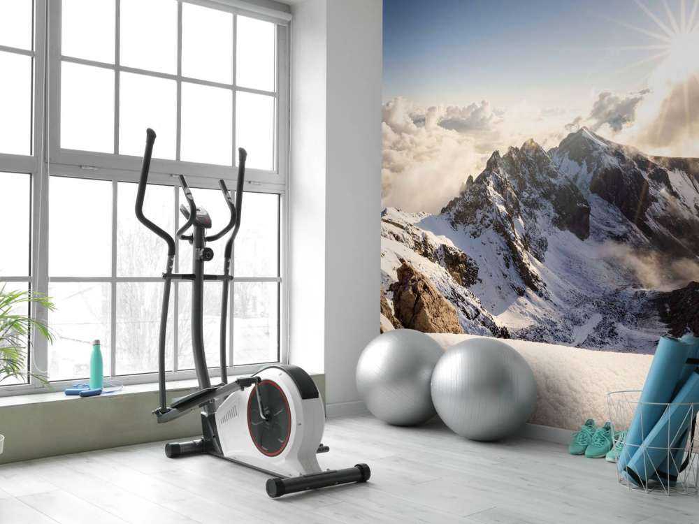 Lumière du soleil sur une crête enneigée