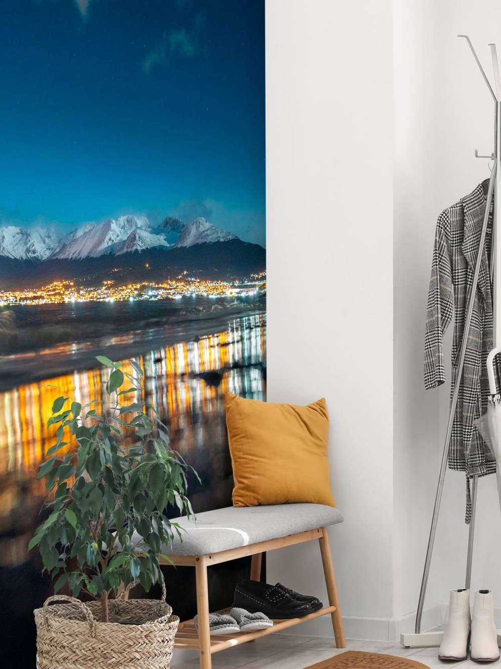 Lumière de nuit sur une côte enneigée