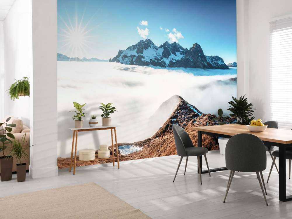 Vallée de montagne ensoleillée avec mer de nuages