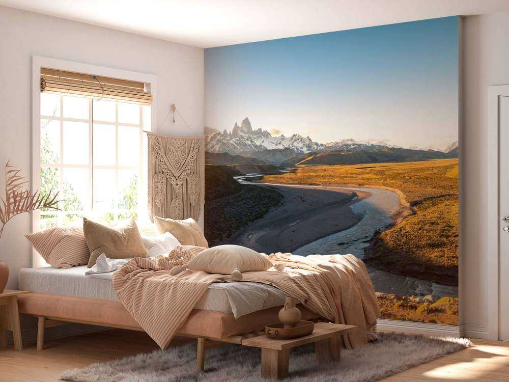 Paysage de montagne avec une rivière sinueuse dans la lumière du matin.