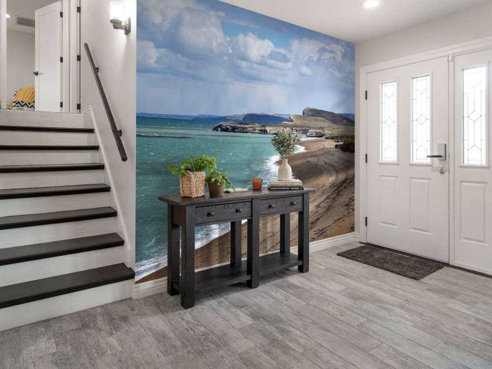 Côte escarpée avec mer turquoise.