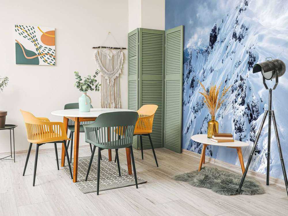 Traces profondes dans une pente enneigée silencieuse.